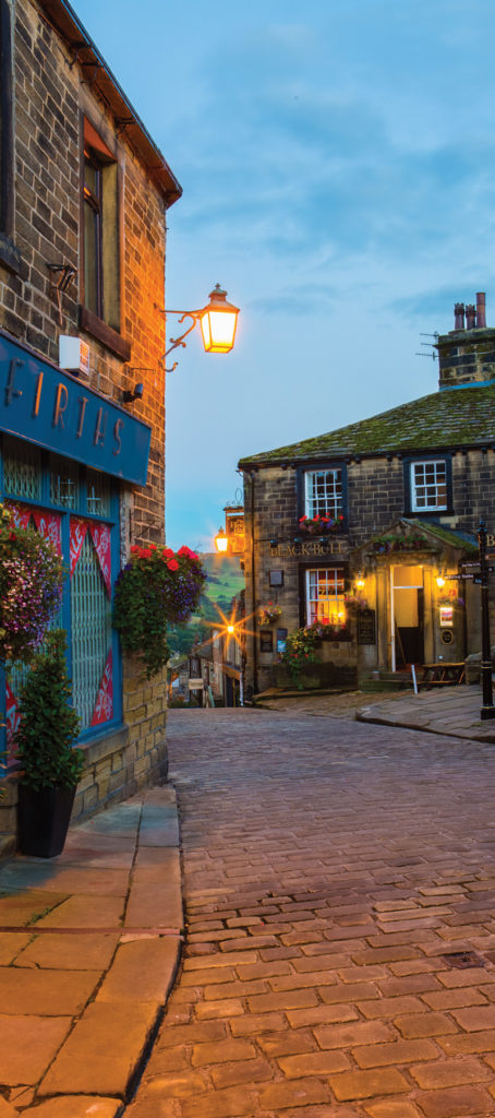 约克郡西部哈沃斯古村落的夜晚 Image ©VisitEngland/Thomas Heaton